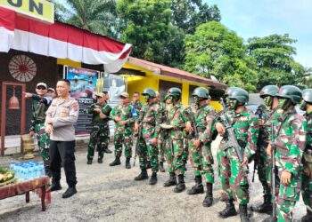 Peringatan HUT Bhayangkara Ke-77 Personil TNI Rindam I BB Beri Kejutan ke Polsek Bangun