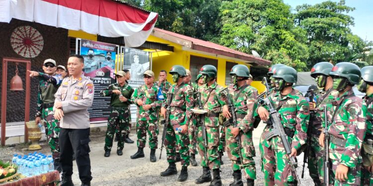 Peringatan HUT Bhayangkara Ke-77 Personil TNI Rindam I BB Beri Kejutan ke Polsek Bangun