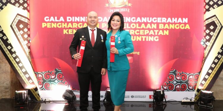 Bupati Tapanuli Utara Drs Nikson Nababan, M.Si , beserta Ketua TP-PKK Satika Simamora SE.MM,