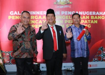 Bupati Simalungun Terima Penghargaan Manggala Karya Kencana