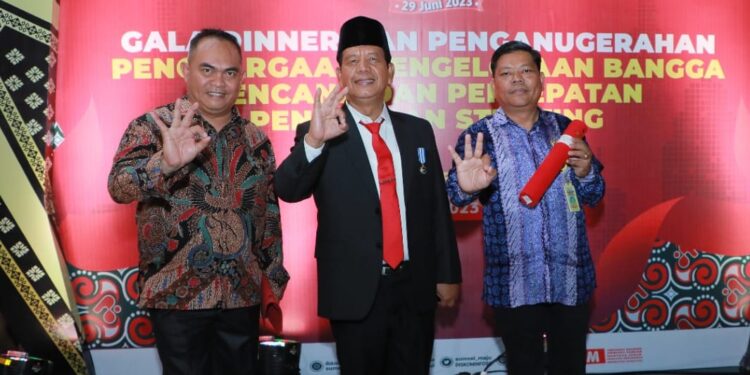 Bupati Simalungun Terima Penghargaan Manggala Karya Kencana