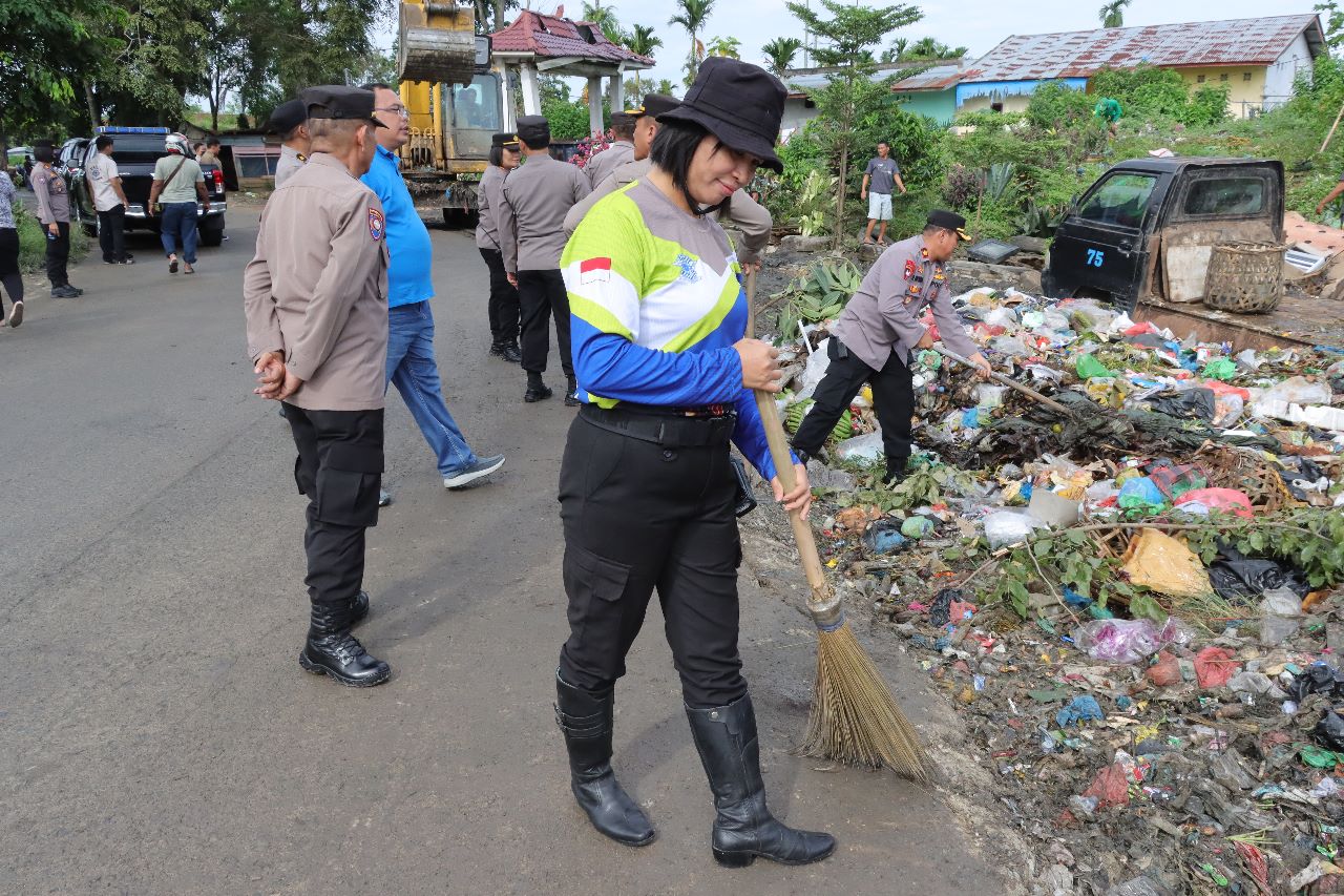 Peduli Lingkungan, Polres Pematang Siantar Bersih-bersih Sampah Peduli Lingkungan, Polres Pematang Siantar Bersih-bersih Sampah