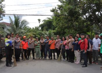 Kapolres Pamatang Siantar AKBP Yogen Heroes Baruno,S.H.S.I.K pimpin Polres Siantar Bersihkan Sampah