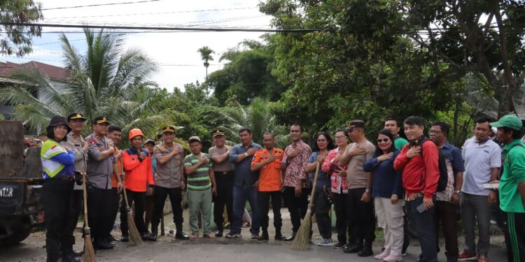 Peduli Lingkungan, Polres Pematang Siantar Bersih-bersih Sampah Kapolres Pamatang Siantar AKBP Yogen Heroes Baruno,S.H.S.I.K pimpin Polres Siantar Bersihkan Sampah