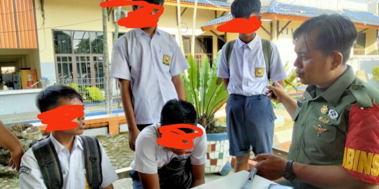 TNI Amankan Pelajar Membawa Senjata Tajam di Medan