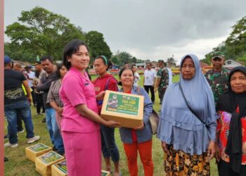 Ketua Bhayangkari Cabang Simalungun Bagikan Tali Asih kepada Masyarakat dalam Upacara Penutupan TMMD Ke-117