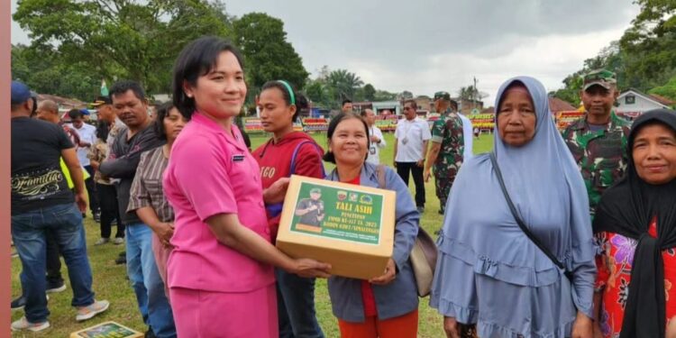 Ketua Bhayangkari Cabang Simalungun Bagikan Tali Asih kepada Masyarakat dalam Upacara Penutupan TMMD Ke-117
