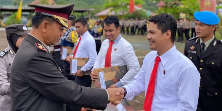 44 Personil Polres Tapteng Terima Penghargaan di Upacara HUT ke-78 Kemerdekaan RI