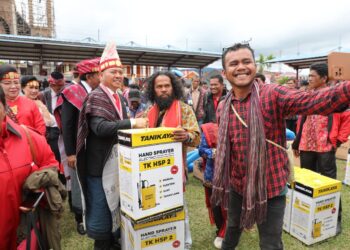 Bupati Nikson Nababan Bagikan Bantuan Alat Pertanian di HUT Kemerdekaan RI