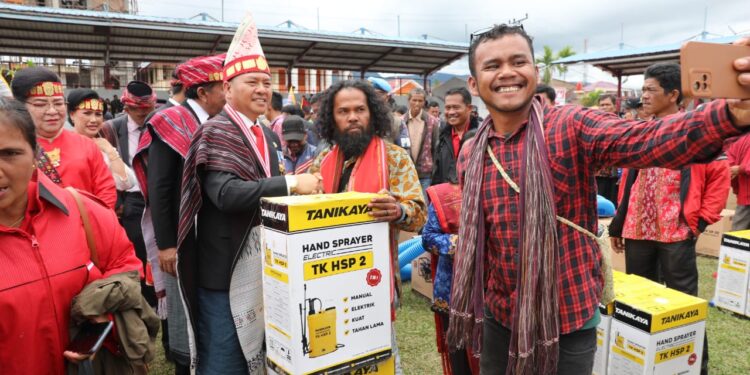 Bupati Nikson Nababan Bagikan Bantuan Alat Pertanian di HUT Kemerdekaan RI