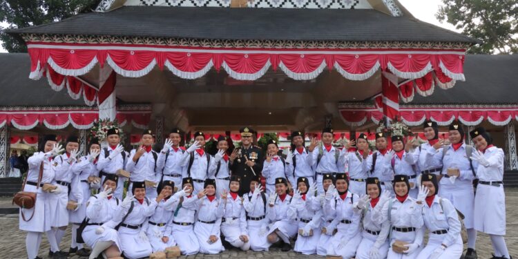 Kapolres Pematang Siantar Pimpin Upacara Penurunan Bendera HUT RI Ke-78 Tahun 2023 Kapolres Pematang Siantar Inspektur Upacara Penurunan Bendera HUT RI tahun 2023