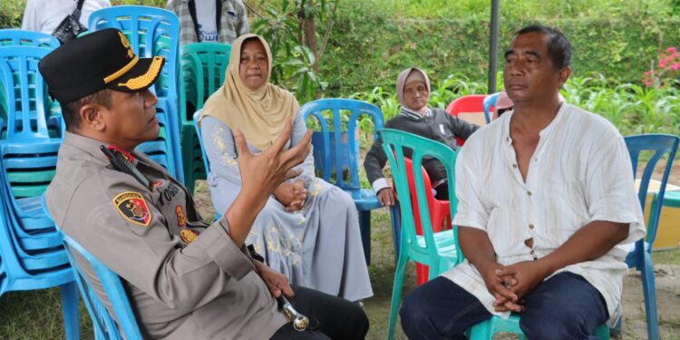 Kapolres Pematang Siantar Kunjungi Rumah Korban Terseret Banjir Kapolres Pematang Siantar Kunjungi Rumah Korban Terseret Banjir