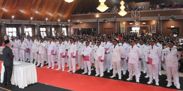 Bupati Nikson Nababan Lantik 41 Kepala Desa di Kabupaten Taput