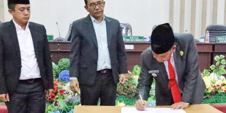 Timbul Jaya Sibarani Pimpin Rapat Paripurna DPRD Simalungun