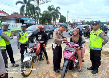 Satlantas Polres Simalungun Bagi-bagi Bendera Merah Putih