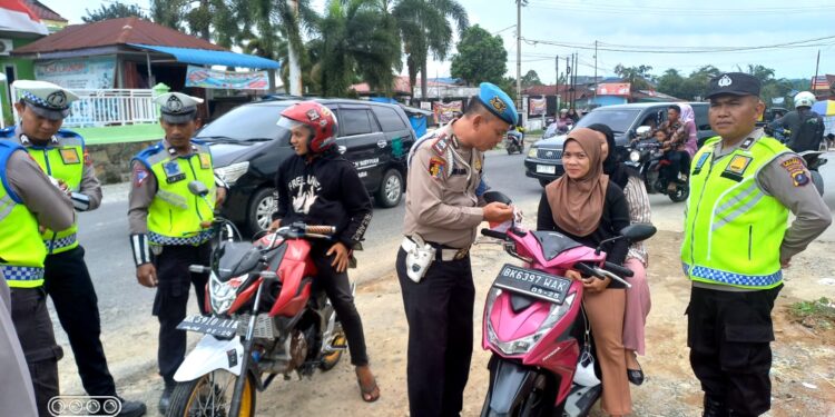 Satlantas Polres Simalungun Bagi-bagi Bendera Merah Putih