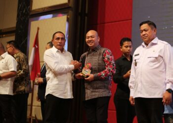 Bupati Tapanuli Utara Dr. Drs. Nikson Nababan, M.Si menerima penghargaan atas keberhasilan Pemda Taput meraih Prestasi Opini Wajar Tanpa Pengecualian