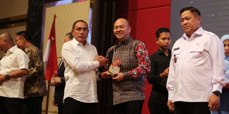 Kabupaten Taput Raih Opini WTP Laporan Keuangan 9 Kali Berturut-turut Bupati Tapanuli Utara Dr. Drs. Nikson Nababan, M.Si menerima penghargaan atas keberhasilan Pemda Taput meraih Prestasi Opini Wajar Tanpa Pengecualian