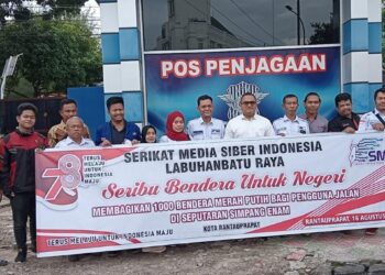 Sambut HUT ke-78 Kemerdekaan RI, SMSI Labuhanbatu Raya Bagikan 1000 Bendera Merah Putih