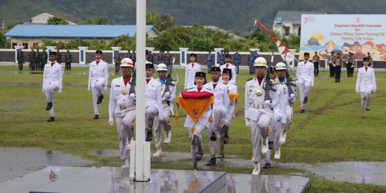 Kapolres Tapteng Pimpin Upacara Penurunan Bendera HUT RI ke 78