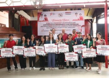 Bupati Taput Serahkan Bantuan Pendidikan untuk 1.358 Mahasiswa PTN Berprestasi