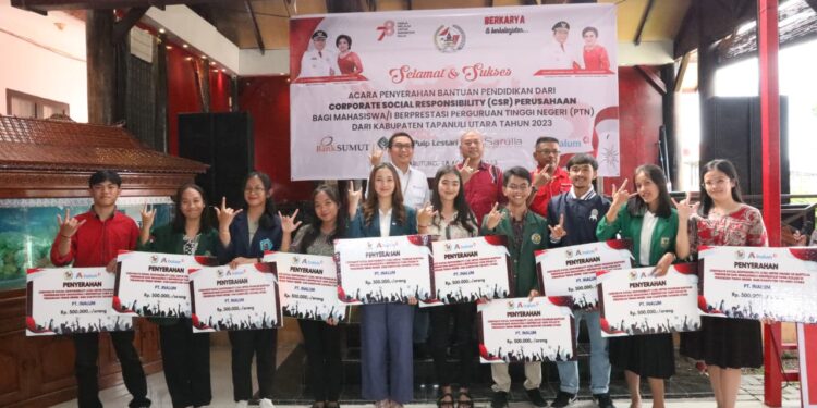 Bupati Taput Serahkan Bantuan Pendidikan untuk 1.358 Mahasiswa PTN Berprestasi