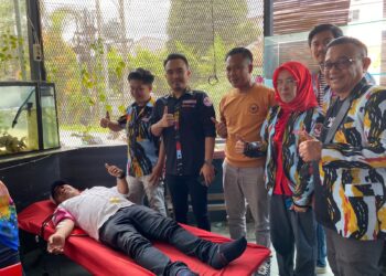 Sapma (Satuan Pelajar dan Mahasiswa) DPC PKN (Pemuda Karya Nasional) Kota Medan menggelar aksi donor darah, di Kantor DPC PKN Kota Medan Jalan Sei Besitang Medan, Sabtu (19/8/2023).