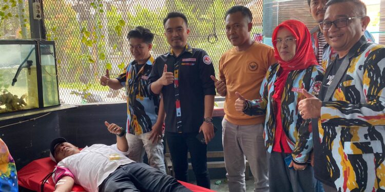 Sapma (Satuan Pelajar dan Mahasiswa) DPC PKN (Pemuda Karya Nasional) Kota Medan menggelar aksi donor darah, di Kantor DPC PKN Kota Medan Jalan Sei Besitang Medan, Sabtu (19/8/2023).