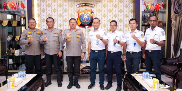 Irjen Pol Agung Setya Imam Effendi, menerima kunjungan PT Kereta Api Indonesia (KAI) dalam meningkatkan sinergitas bertempat di Ruangan Perjamuan Mapoldasu, Selasa (22/8).