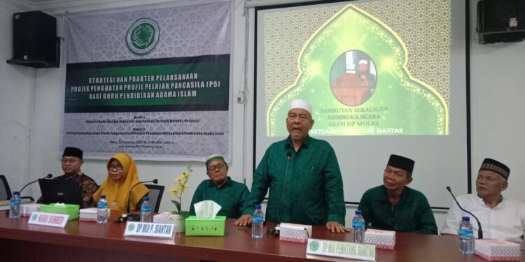 Ketua DP MUI Kota Pematang Siantar Drs H M Ali Lubis menyampaikan kata sambutan di hadapan para peserta Pelatihan Implementasi Kurikulum Merdeka di Aula MUI, Jalan Kartini.