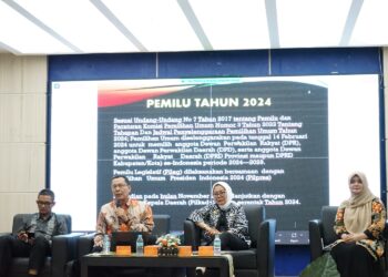 Ketua STIK-P Medan Dr H Sakhyan Asmara MSP memberi paparan pada Seminar Nasional Melawan Hoaks di Tahun Politik 2024 yang digelar ISKI Sumut di Aula FISIP USU, Kamis (24/8).