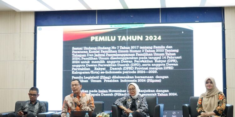 Ketua STIK-P Medan Dr H Sakhyan Asmara MSP memberi paparan pada Seminar Nasional Melawan Hoaks di Tahun Politik 2024 yang digelar ISKI Sumut di Aula FISIP USU, Kamis (24/8).