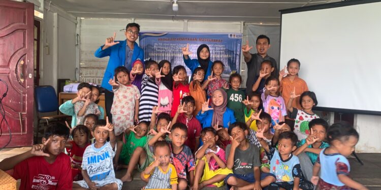 Anak di Kampung Nelayan Pelangi, Kelurahan Belawan I, Kecamatan Medan Belawan