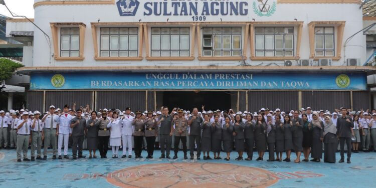 Kapolres Pematang Siantar Jadi Pembina Upacara di SMA Yayasan Sultan Agung Kapolres Pematang Siantar Jadi Pembina Upacara di SMA Yayasan Sultan Agung