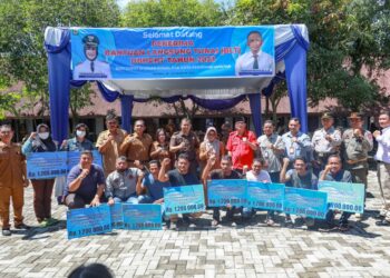 dr Susanti Dewayani SpA Serahkan Bantuan Langsung Tunai Dana Bagi Hasil Cukai Tembakau di Pematang Siantar, Senin (28/8)