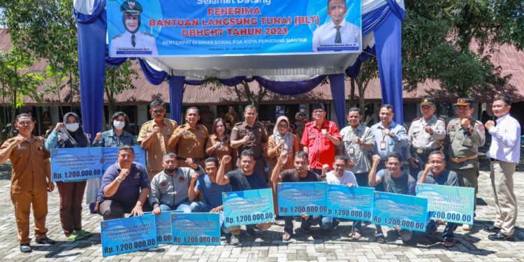 dr Susanti Dewayani SpA Serahkan Bantuan Langsung Tunai Dana Bagi Hasil Cukai Tembakau di Pematang Siantar, Senin (28/8)