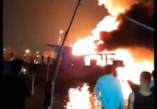 Satu Unit Kapal di Belawan Terbakar Satu Unit Kapal di Belawan Terbakar