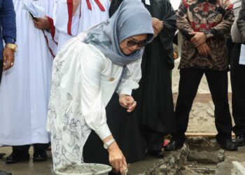 dr Susanti Dewayani SpA Melakukan Peletakan Batu Pertama Pembangunan Gereja HKBP Pardamean