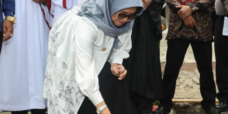 dr Susanti Dewayani SpA Melakukan Peletakan Batu Pertama Pembangunan Gereja HKBP Pardamean