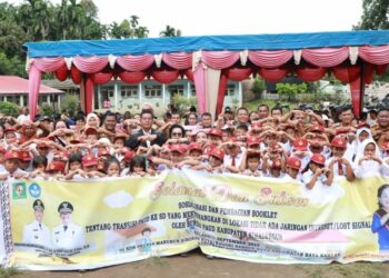 Bupati Simalungun dan Bunda PAUD Bagikan Booklet Transisi