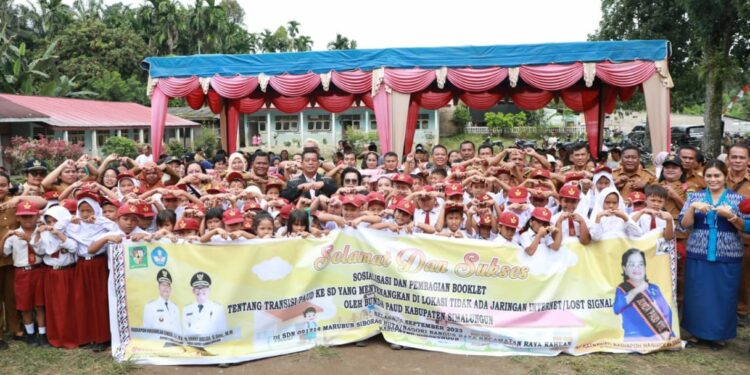 Bupati Simalungun dan Bunda PAUD Bagikan Booklet Transisi
