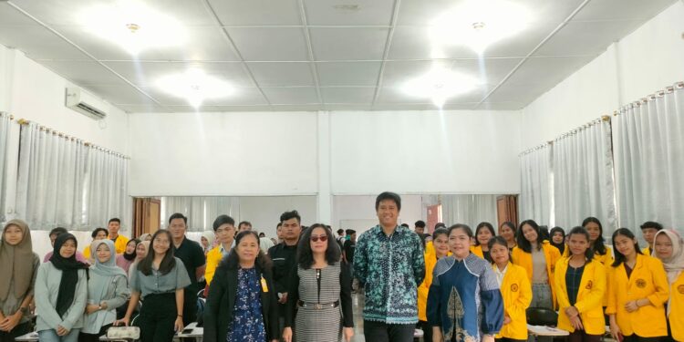 Rektor Universitas Simalungun, Dr. Sarintan Efratani Damanik,M,Si yang didampingi oleh Wakil Rektor III Universitas Simalungun bidang Kemahasiswaan, Dra. Asnewastri,M.Pd menyambut baik kedatangan salah satu BUMN terkemuka Indonesia di Aula Pasca Sarjana USI pada Selasa, 5 September 2023.