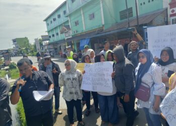 Puluhan Emak Emak Geruduk Kantor Camat Hamparan Perak