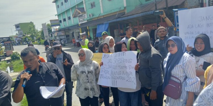 Puluhan Emak Emak Geruduk Kantor Camat Hamparan Perak