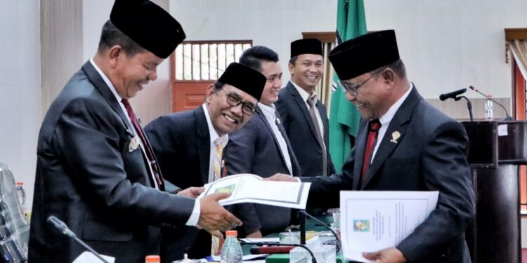 Bupati Simalungun dan Ketua DPRD Tandatangani APBD 2023