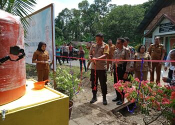 AKBP Basa Emden Banjarnahor, SIK, MH meresmikan penggunaan dan menyerahkan bantuan tiga sumur bor di wilayah jajaran Polres Tapanuli Tengah, Selasa (12/9/2023) sekitar pukul 09.30 WIB.