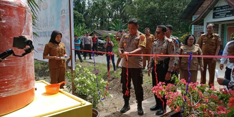 AKBP Basa Emden Banjarnahor, SIK, MH meresmikan penggunaan dan menyerahkan bantuan tiga sumur bor di wilayah jajaran Polres Tapanuli Tengah, Selasa (12/9/2023) sekitar pukul 09.30 WIB.