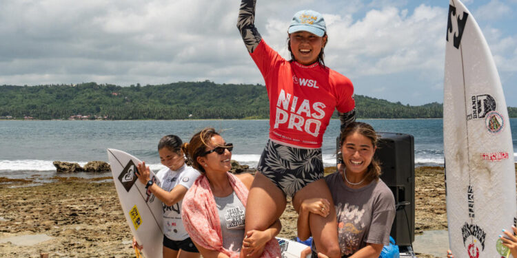 Dua Peselancar Jepang Monnojo Yahagi dan Cocona Kawase Peroleh Kemenangan di Nias Pro Junior