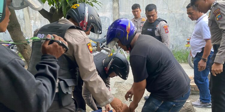 Sat Narkoba Polres Pelabuhan Belawan Gerebek Kampung Narkoba di Pasar VI Martubung Sat Narkoba Polres Pelabuhan Belawan Gerebek Kampung Narkoba di Pasar VI Martubung, Kecamatan Medan Labuhan, Selasa, (12/09) Pukul 16.30 WIB.
