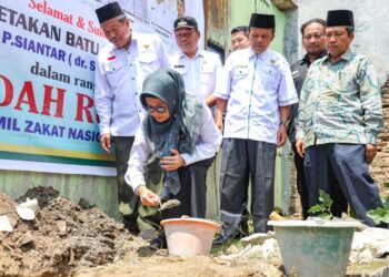 dr Susanti Dewayani SpA Peletakan Batu Pertama Bedah Rumah oleh BAZNAS, di Kelurahan Parhorasan Nauli, Siantar Marihat, Rabu (13/09) pagi.